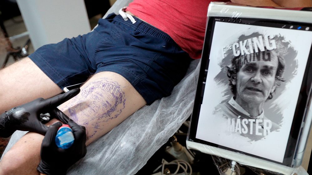 Joven español se tatúa rostro de portavoz sanitario en recuerdo del COVID-19