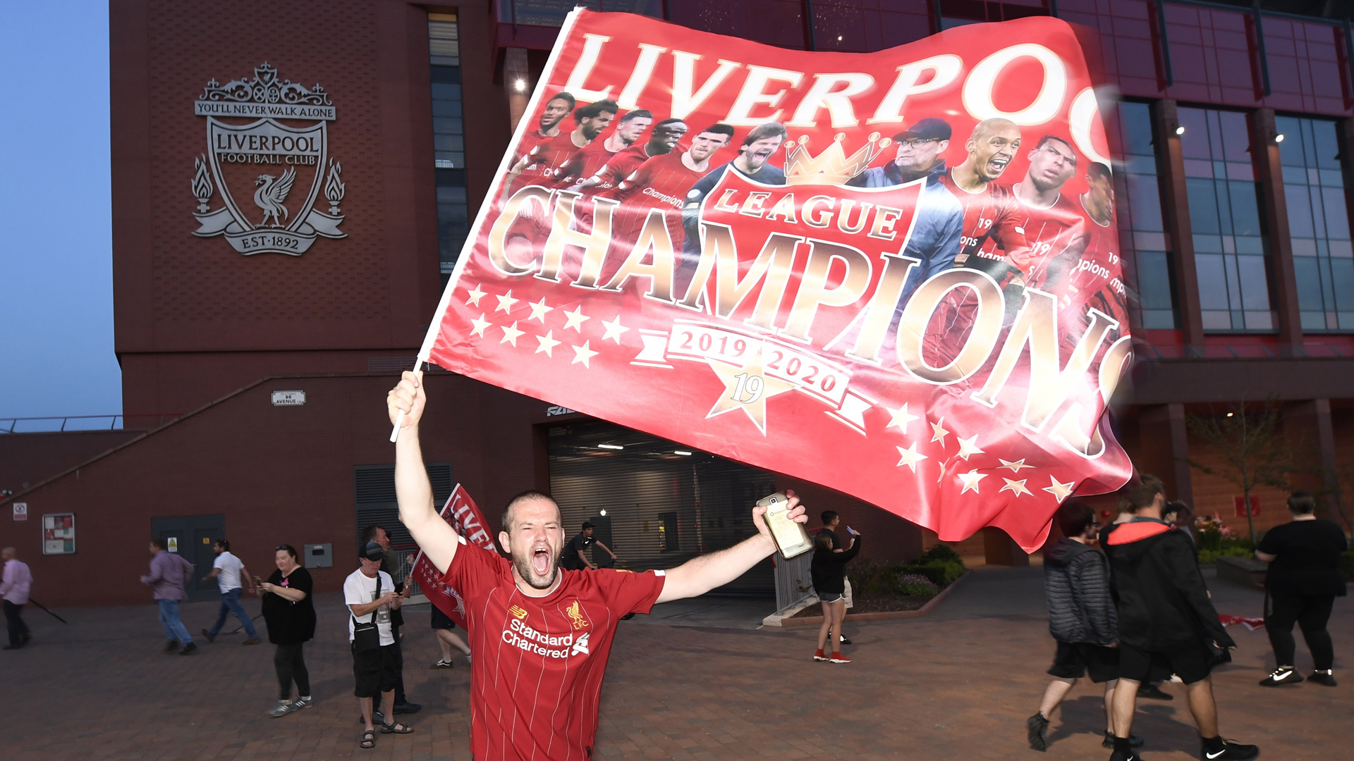 Aficionados del Liverpool toman las calles para celebrar título - festejo-de-aficionados-del-liverpool-afuera-del-estadio-anfield