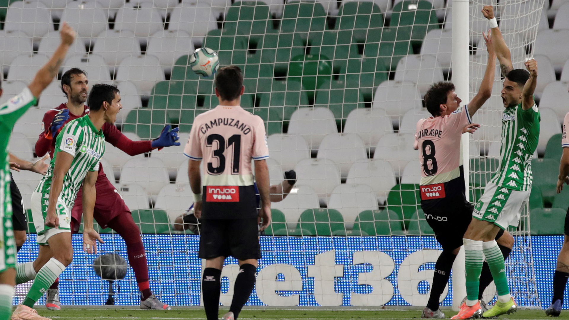 El Espanyol se hunde sin remisión y el Betis se aleja del descenso - festejo-de-gol-del-betis