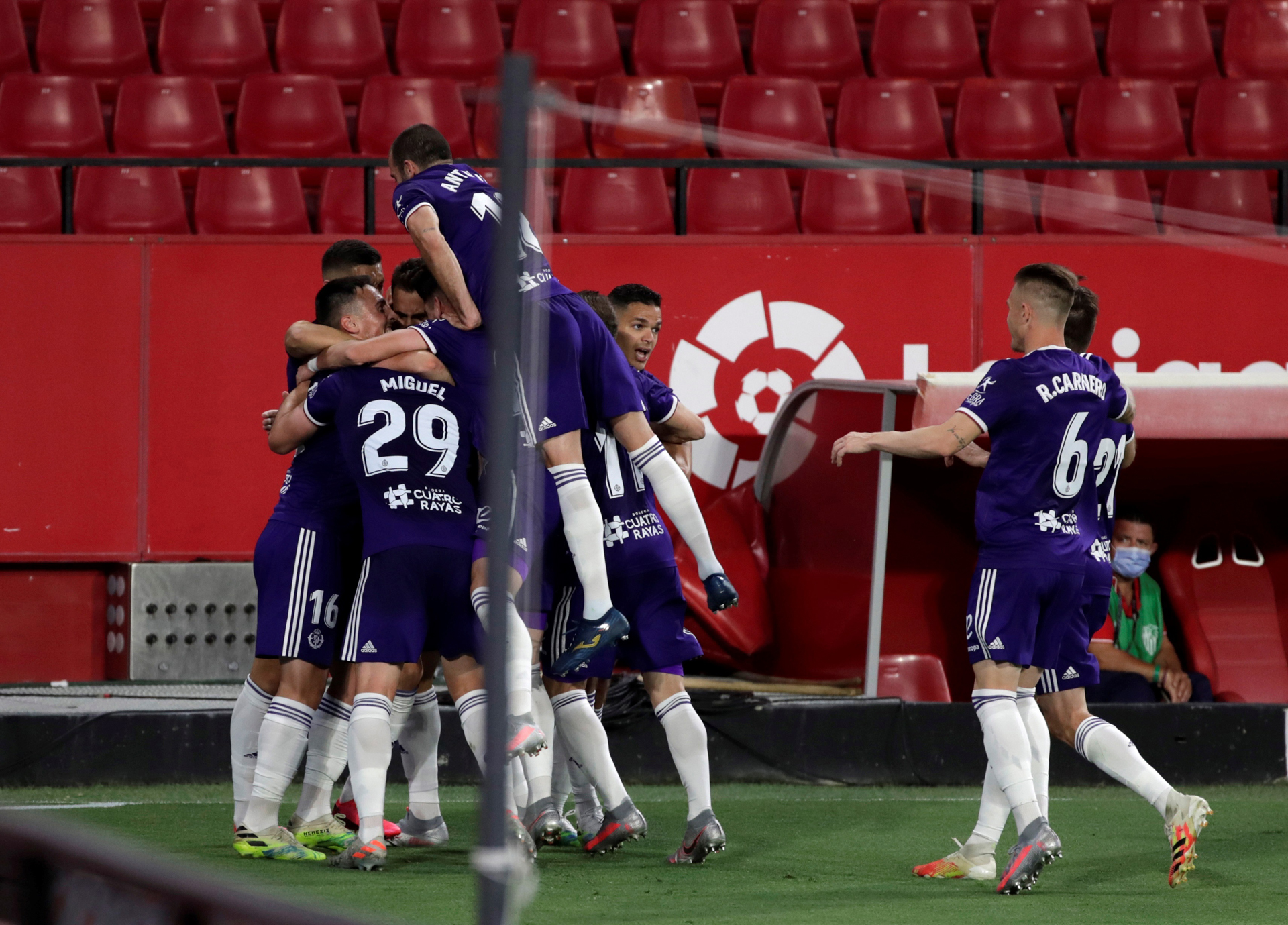 Sevilla suma su cuarto empate consecutivo ante un Valladolid que pudo sentenciar su permanencia - festejo-de-gol-del-valladolid