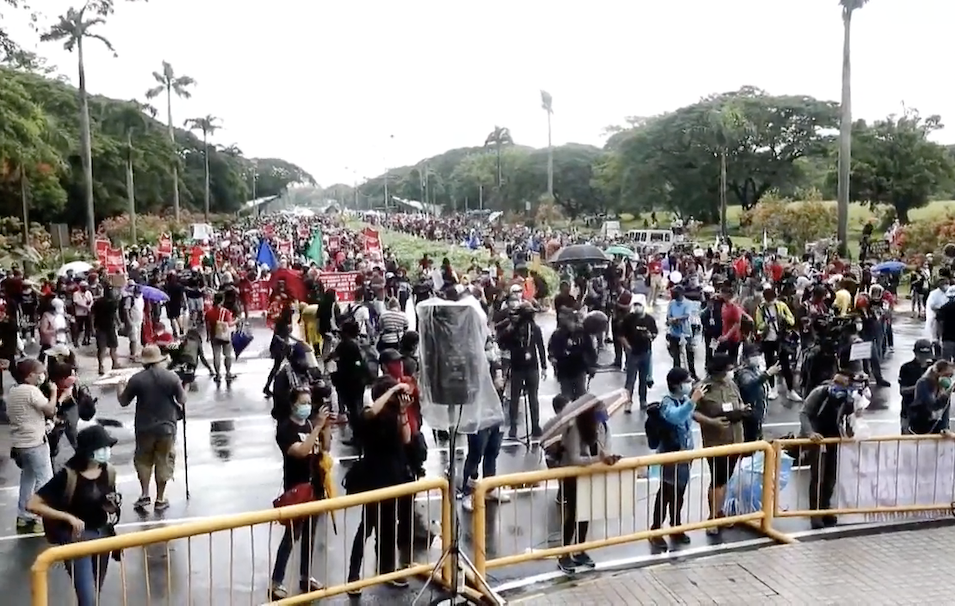 Filipinos desafían la cuarentena y protestan por la ley antiterrorista