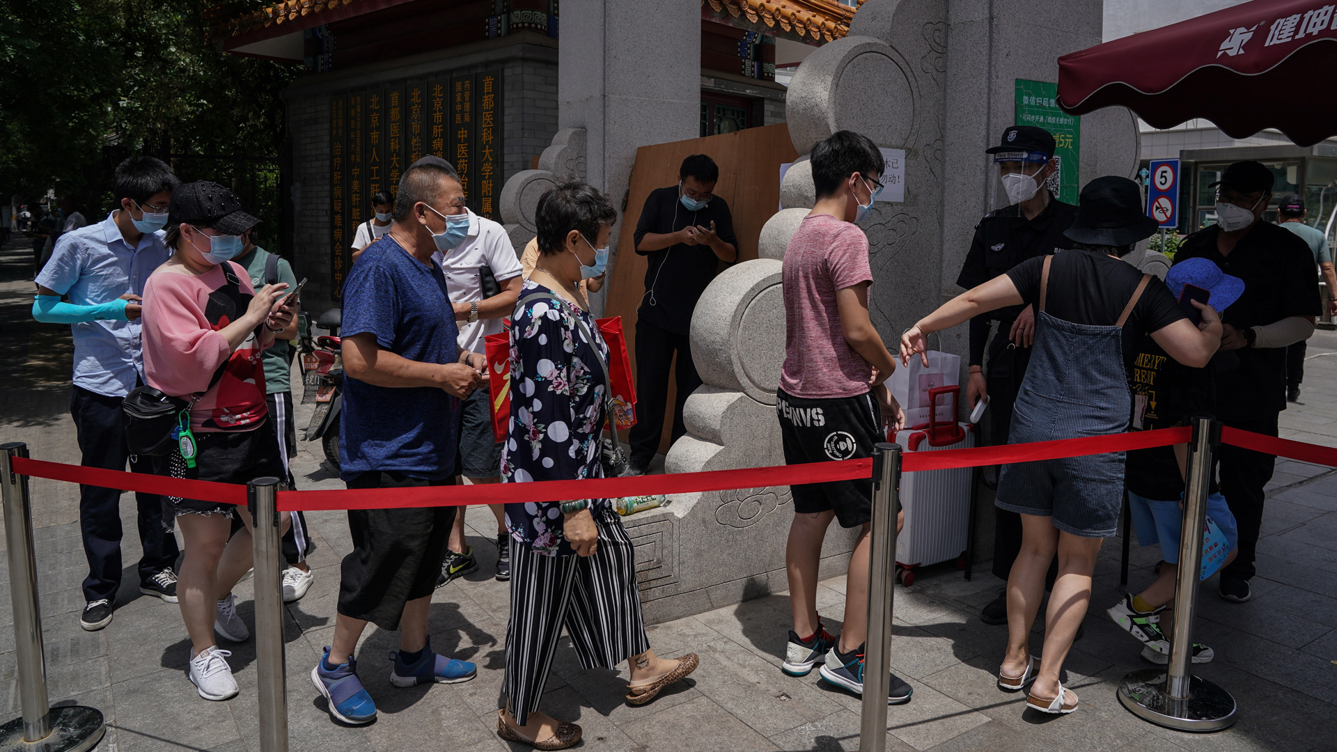 Repuntan nuevos casos de COVID-19 en China; la mayoría en Pekín