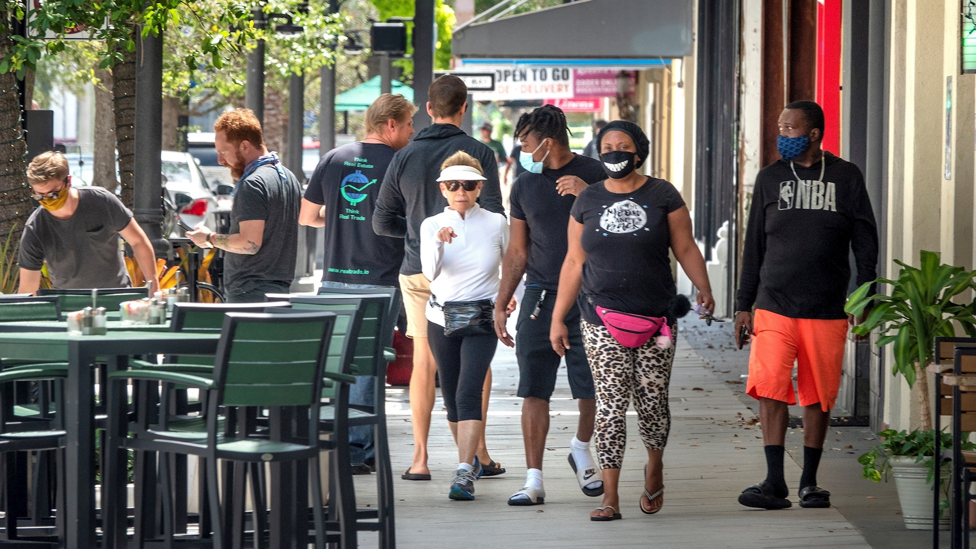 Grupo de 16 amigos se contagia de COVID-19 tras visitar bar en Florida