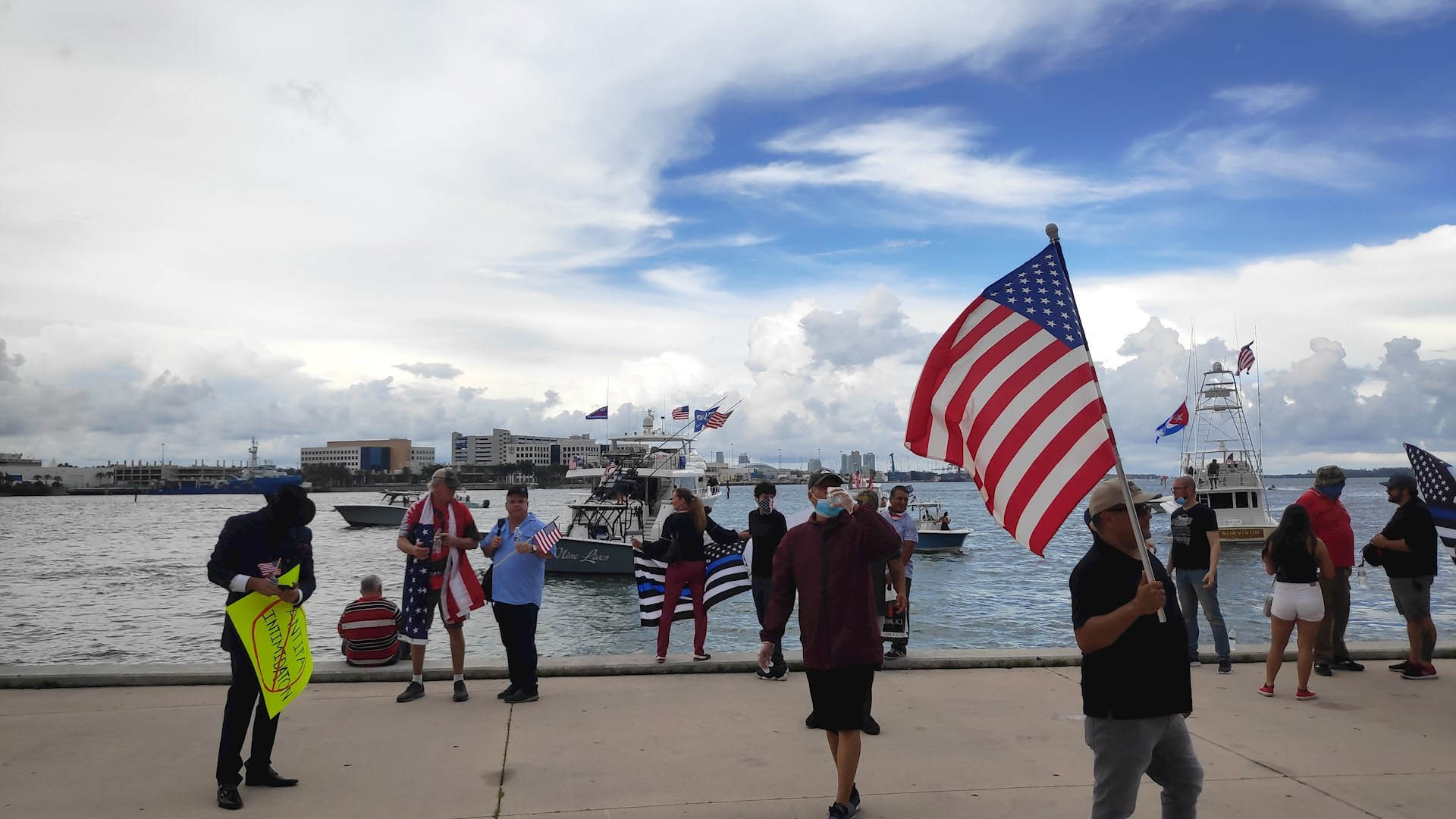 Partidarios festejan el cumpleaños de Trump en Florida