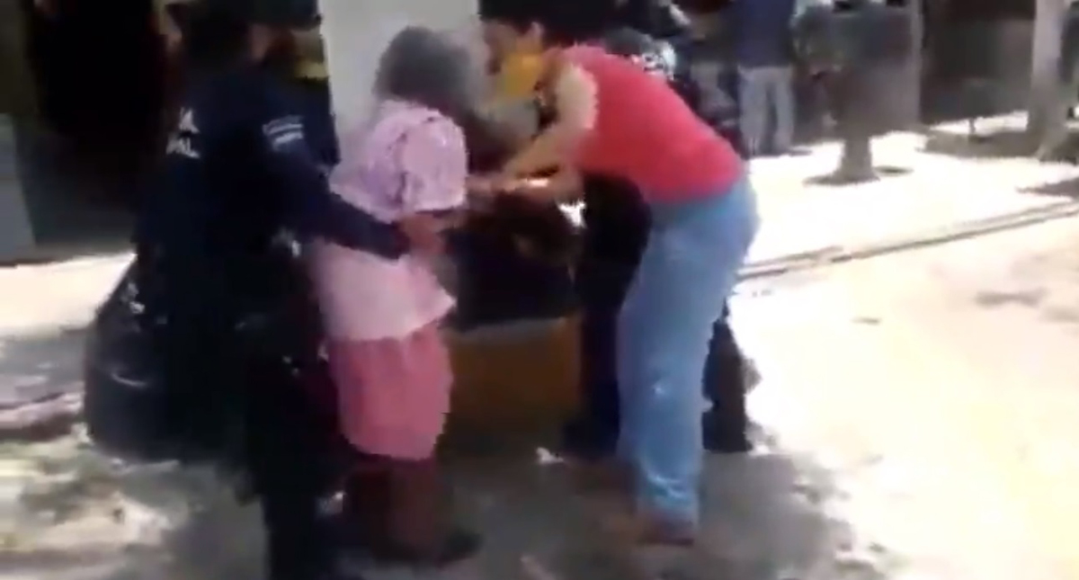 #Video Policías de Cadereyta, Querétaro forcejean con anciana por no usar cubrebocas