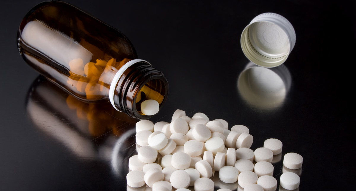 AstraZeneca espera aprobación en México de medicamento contra el COVID-19 - frasco-con-pastillas