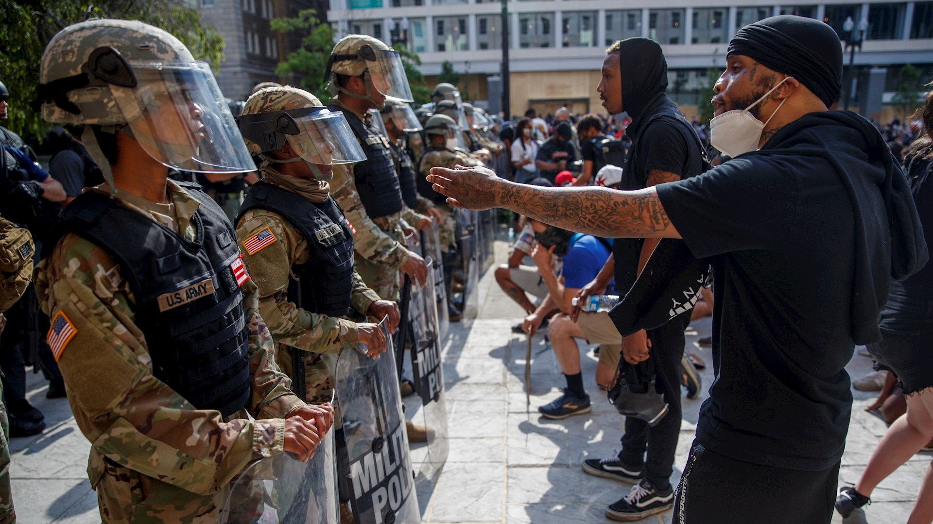 Manifestantes se mantienen en centro de Washington a una hora del toque de queda