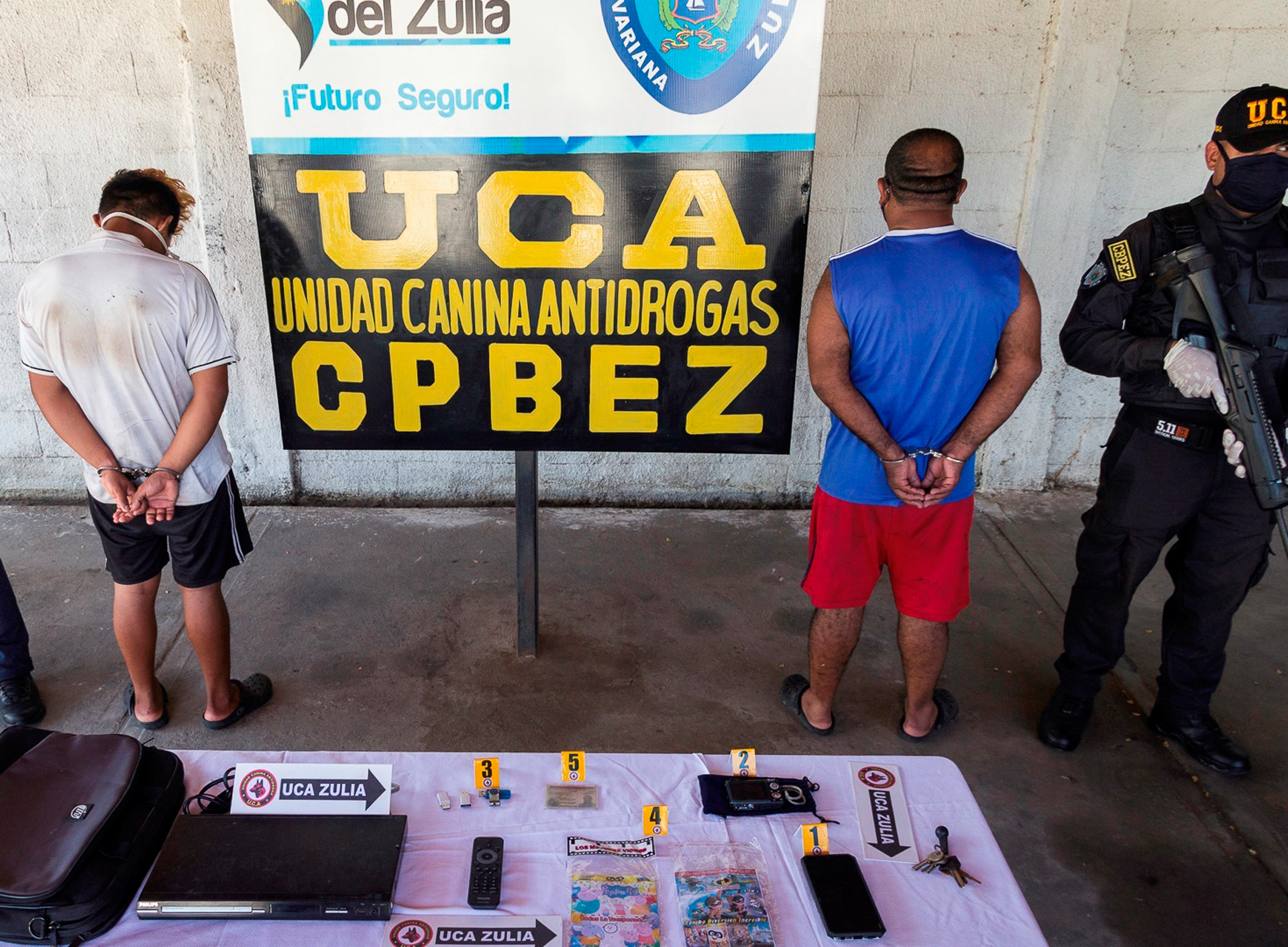 Detienen a hombre por violar a 100 niños en Venezuela - gerardo-enrique-y-yerimi-junto-con-las-pertenencias-que-les-fueron-decomisadas-en-su-arresto