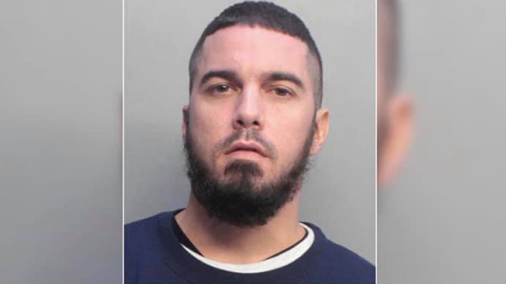 Investigan muerte de joven que incendió patrulla en Miami