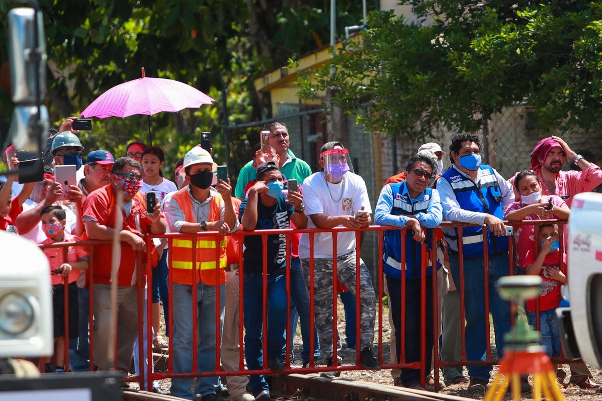 Pese a pandemia, no nos vamos a quedar todo el tiempo inmovilizados: AMLO - habitantes-en-evento-de-amlo