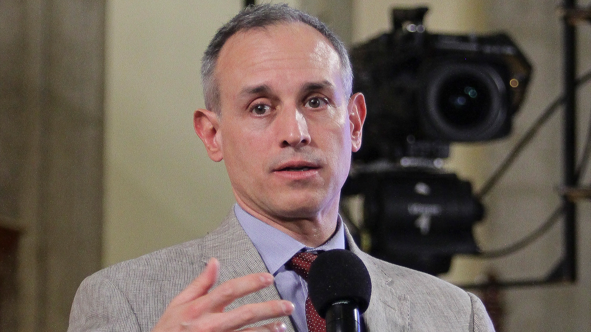 Hugo López-Gatell, “como una estrella en horas bajas”; describe NYT