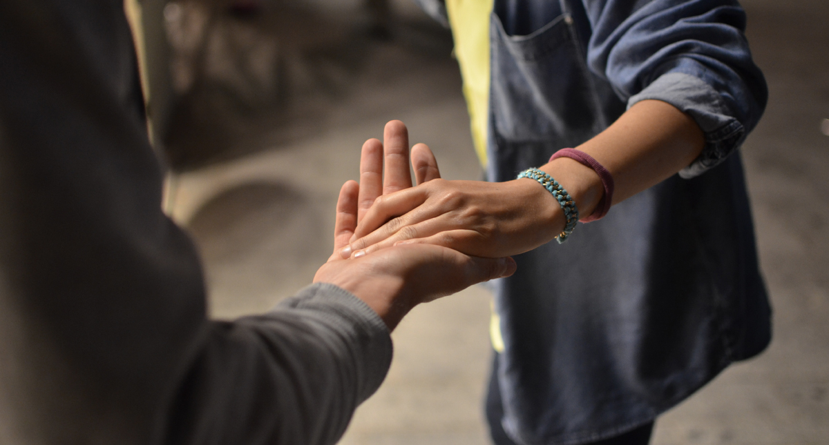 Personas tienden a ayudar a otros aun si les supone un esfuerzo, determina estudio