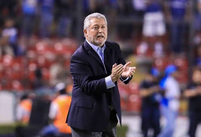 Una fábula de nuestro tiempo; Atlante quiere ascender - img-2202