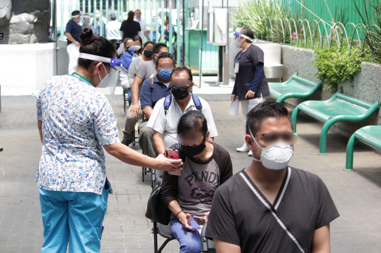 IMSS facilita videollamadas entre pacientes de COVID-19 y familiares para evitar contagios - imss-realiza-videollamadas-para-evitar-contagios-de-covid-19
