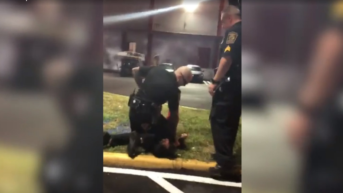 Acusan a expolicía por someter a afroamericana con la rodilla en el cuello