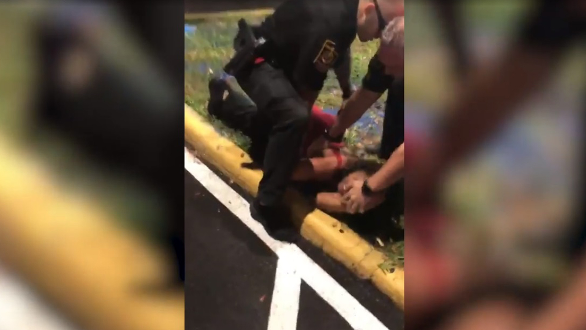 Acusan a expolicía por someter a afroamericana con la rodilla en el cuello - inmovilizacion-de-policia-blanco-a-satchellen-miami-gardens