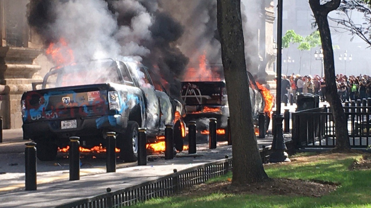 Alfaro denuncia “intereses construidos desde la Ciudad de México” en protesta de este jueves en Guadalajara Alfaro denuncia “intereses construidos desde la Ciudad de México” en protesta de este jueves en Guadalajara