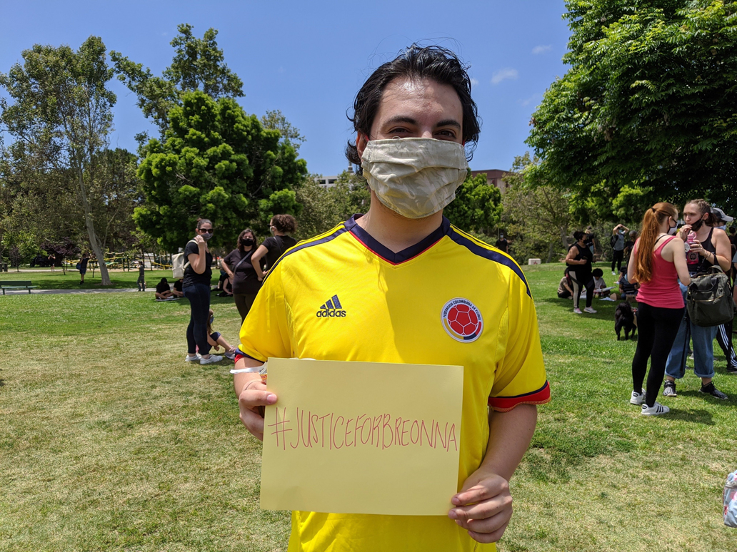 Los rostros y voces de las protestas en Estados Unidos - josh-en-apoyo-a-los-afroamericanos-durante-protesta-en-los-angeles