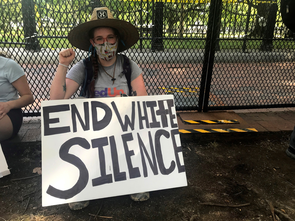 "Somos racistas", reflexionan jóvenes blancos de Estados Unidos - joven-con-pancarta-que-reza-acabemos-con-el-silencio-blanco