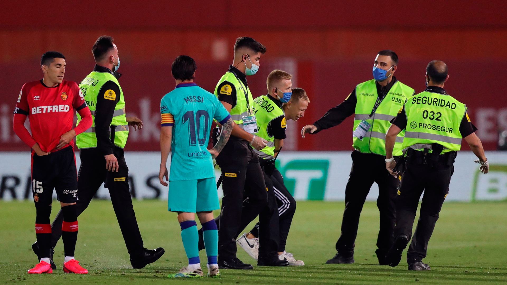 #Video Joven trepa muro de estadio para tomarse foto con Messi - joven-es-retirado-del-partido-mallorca-vs-barcelona-que-se-jugo-a-puerta-cerrada