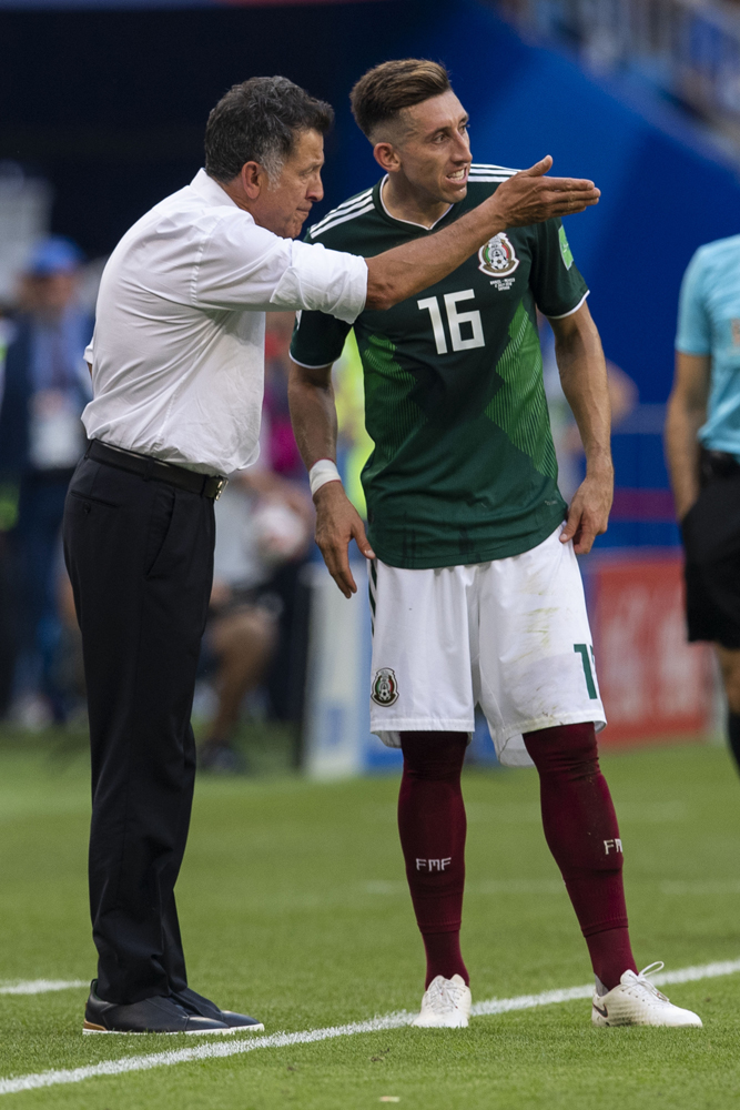 'Piojo' asegura que a Osorio le faltó liderazgo ante Brasil en Rusia 2018 - juan-carlos-osorio-con-hector-herrera-durante-partido-de-mexico-vs-brasil-en-rusia-2018