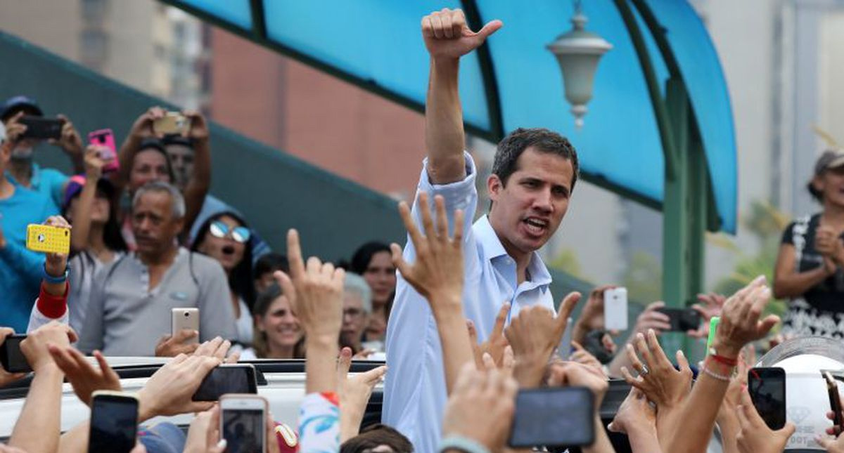 Guaidó reaparece en calles de Caracas tras rumores de protección diplomática