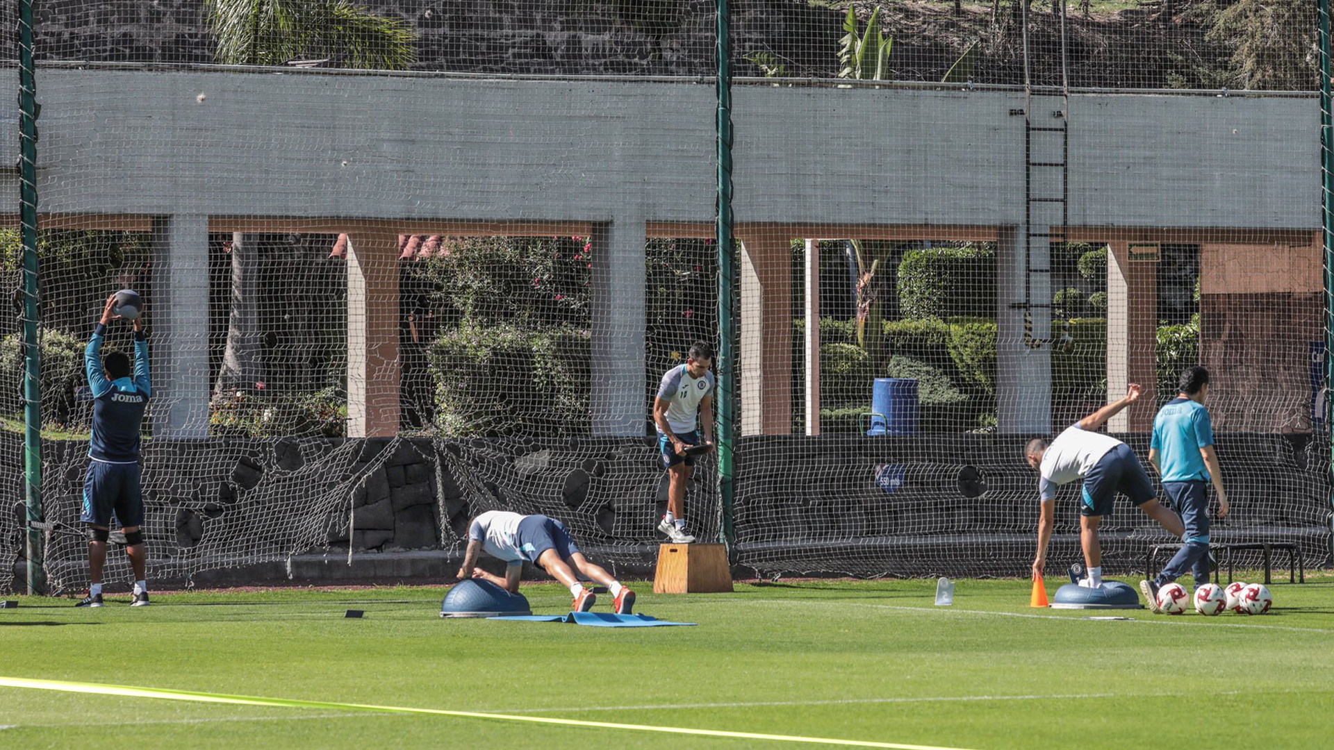 Equipos de futbol mexicano reanudan entrenamientos