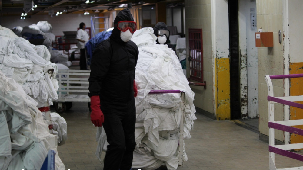 Así es el manejo de ropa COVID-19 en las plantas de lavado del IMSS