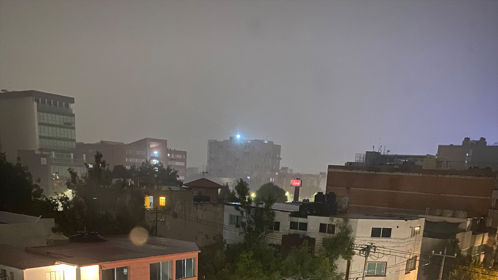 Intensa lluvia deja inundaciones y caída de árboles en el Valle de México