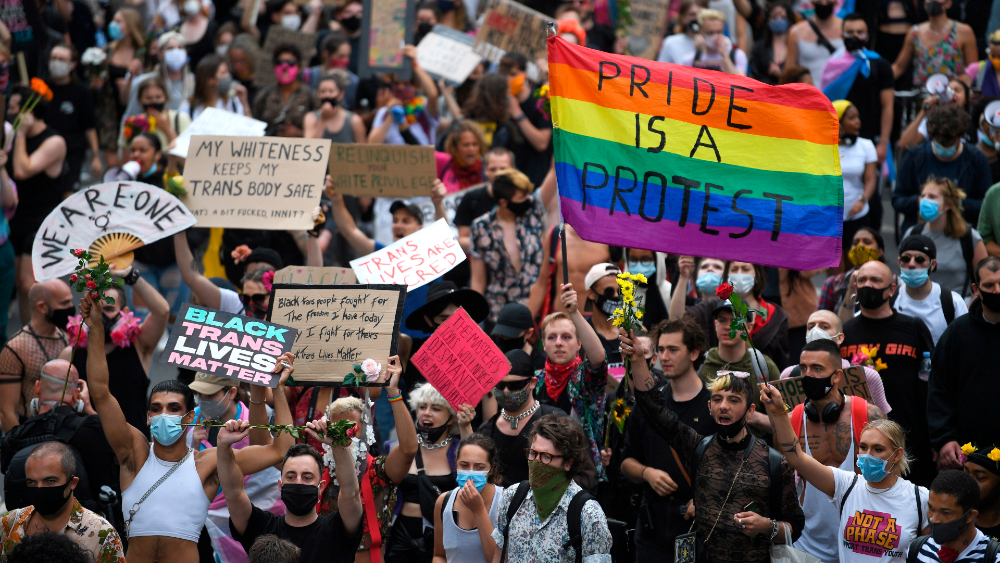 Activistas marchan en Londres mientras el Orgullo se vive también en internet