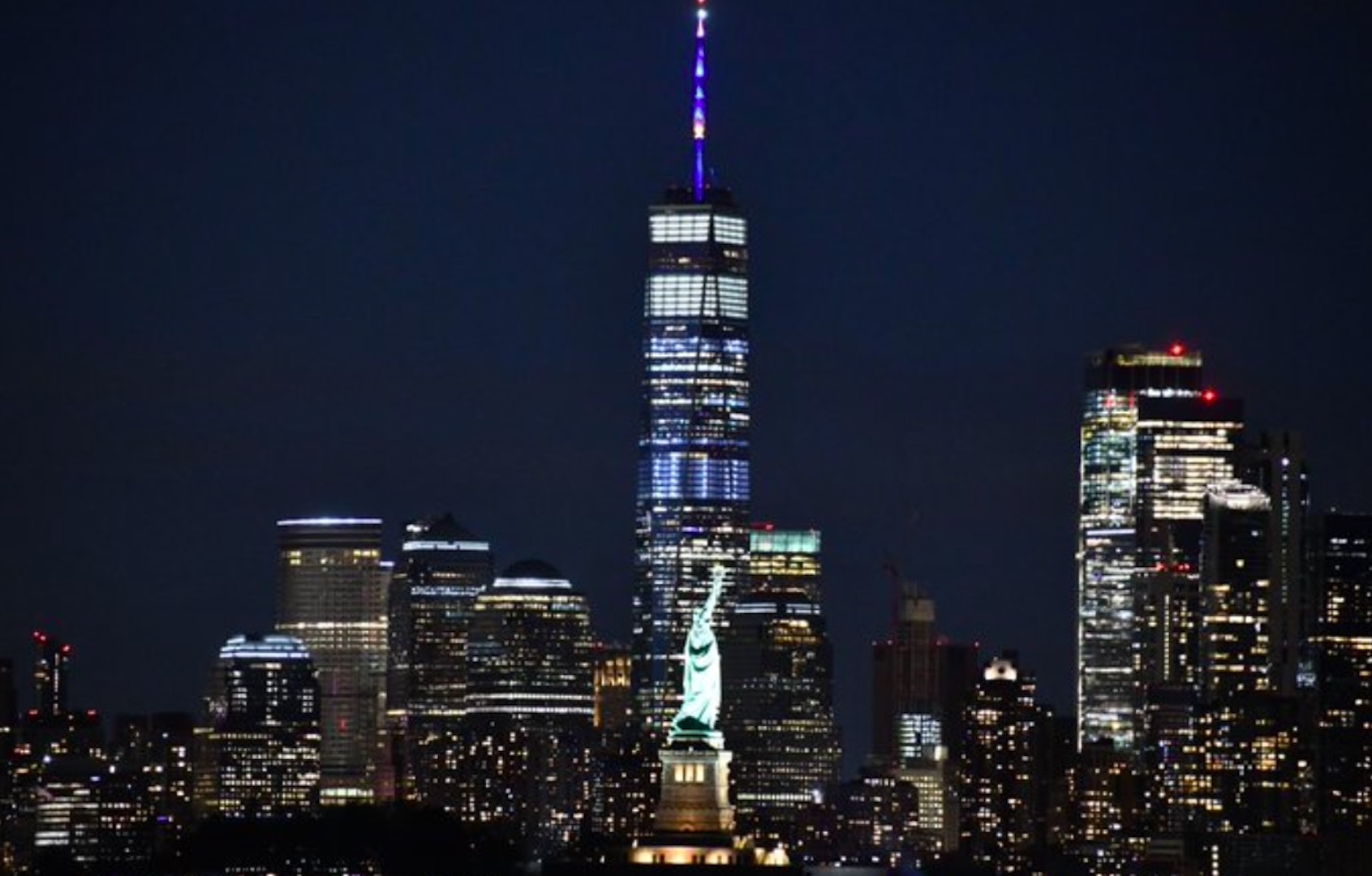 Iluminan edificios emblemáticos de Nueva York para celebrar reapertura