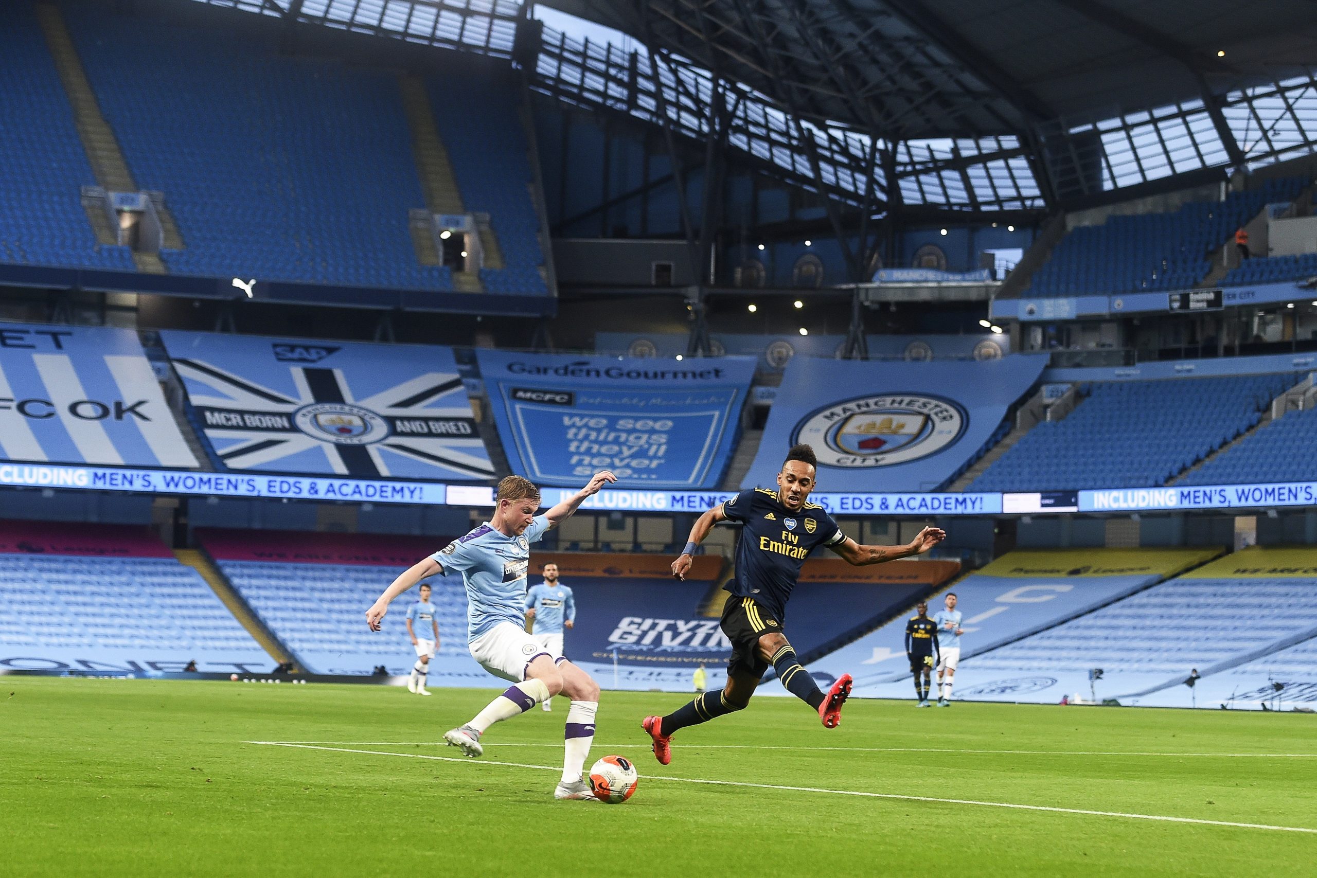 Errores de David Luiz facilitan triunfo al Manchester City
