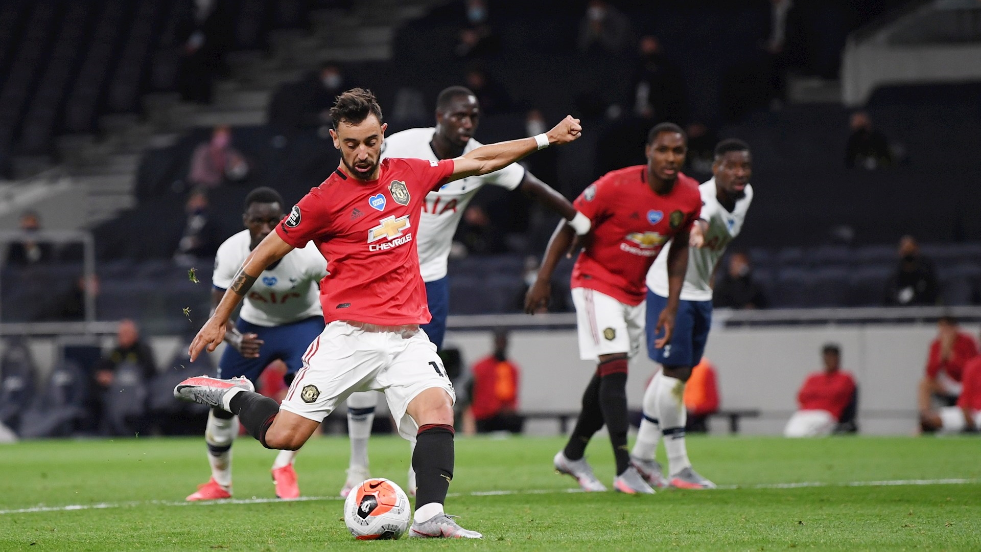 Manchester United resiste embestida del Tottenham por Champions