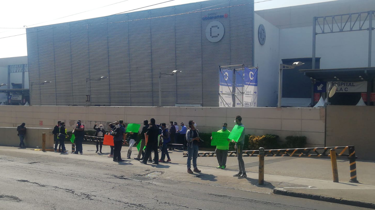 Protesta personal del hospital COVID-19 en Centro Citibanamex