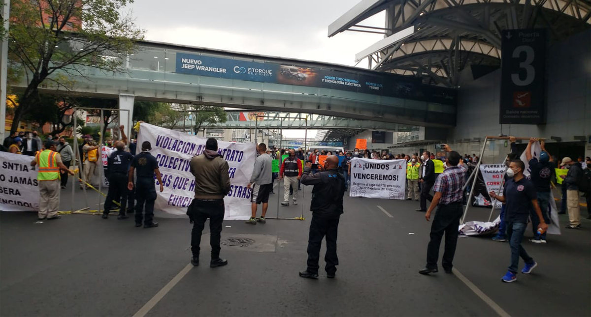 Trabajadores bloquean circulación frente al AICM; exigen pago de utilidades