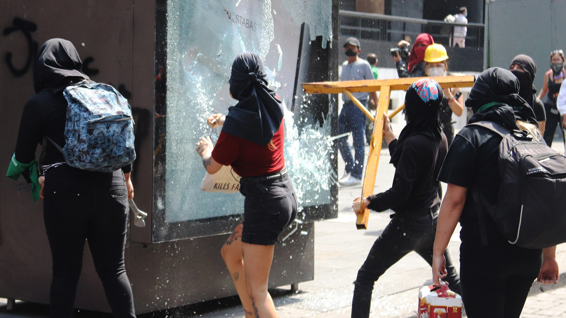 Otra jornada de protestas y actos vandálicos en Ciudad de México - manifestantes-contra-la-brutalidad-policial-rompieron-vidrios-y-saquearon-negocios-en-la-zona-centro-de-la-cdmx