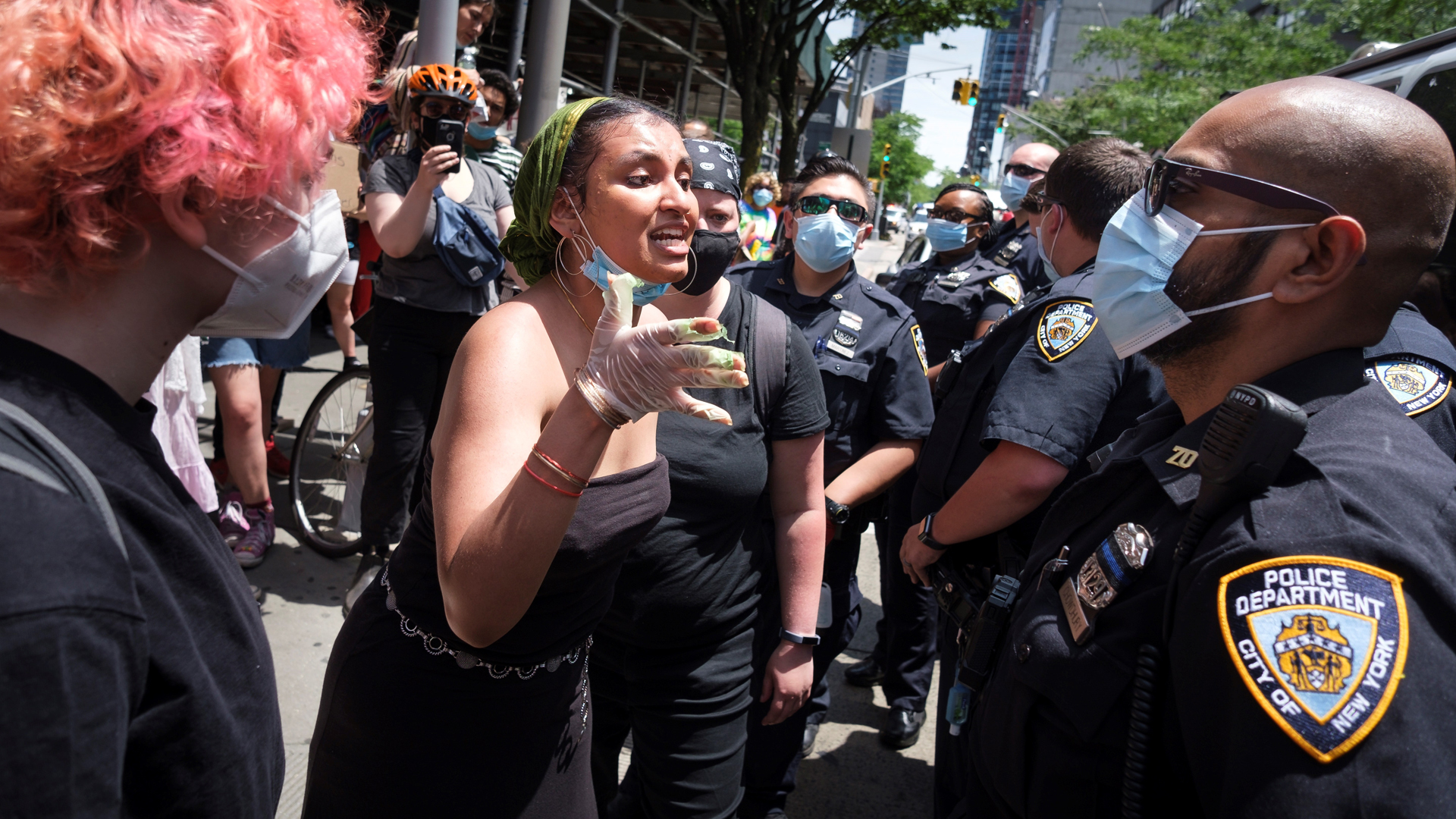 Alcalde de Nueva York anuncia cambios 'históricos' para la Policía - manifestantes-por-la-muerte-de-george-floyd-increpan-a-policias-de-la-ciudad-de-nueva-york-durante-marcha