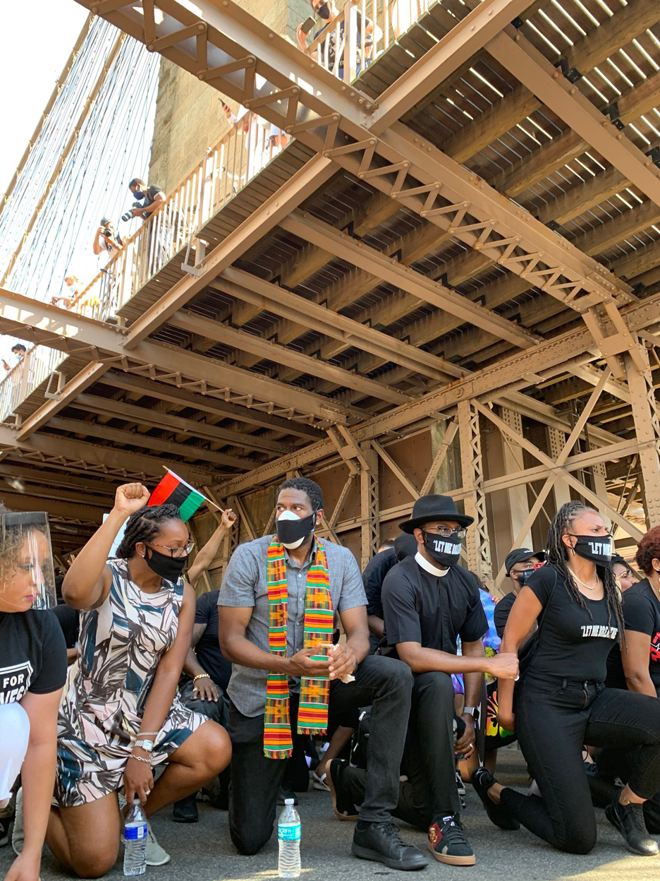 Miles de neoyorquinos bloquean el puente de Brooklyn en nuevas protestas - manifestantes-se-inclinaron-en-el-puente-de-brooklyn-en-protesta-por-la-muerte-de-george-floyd
