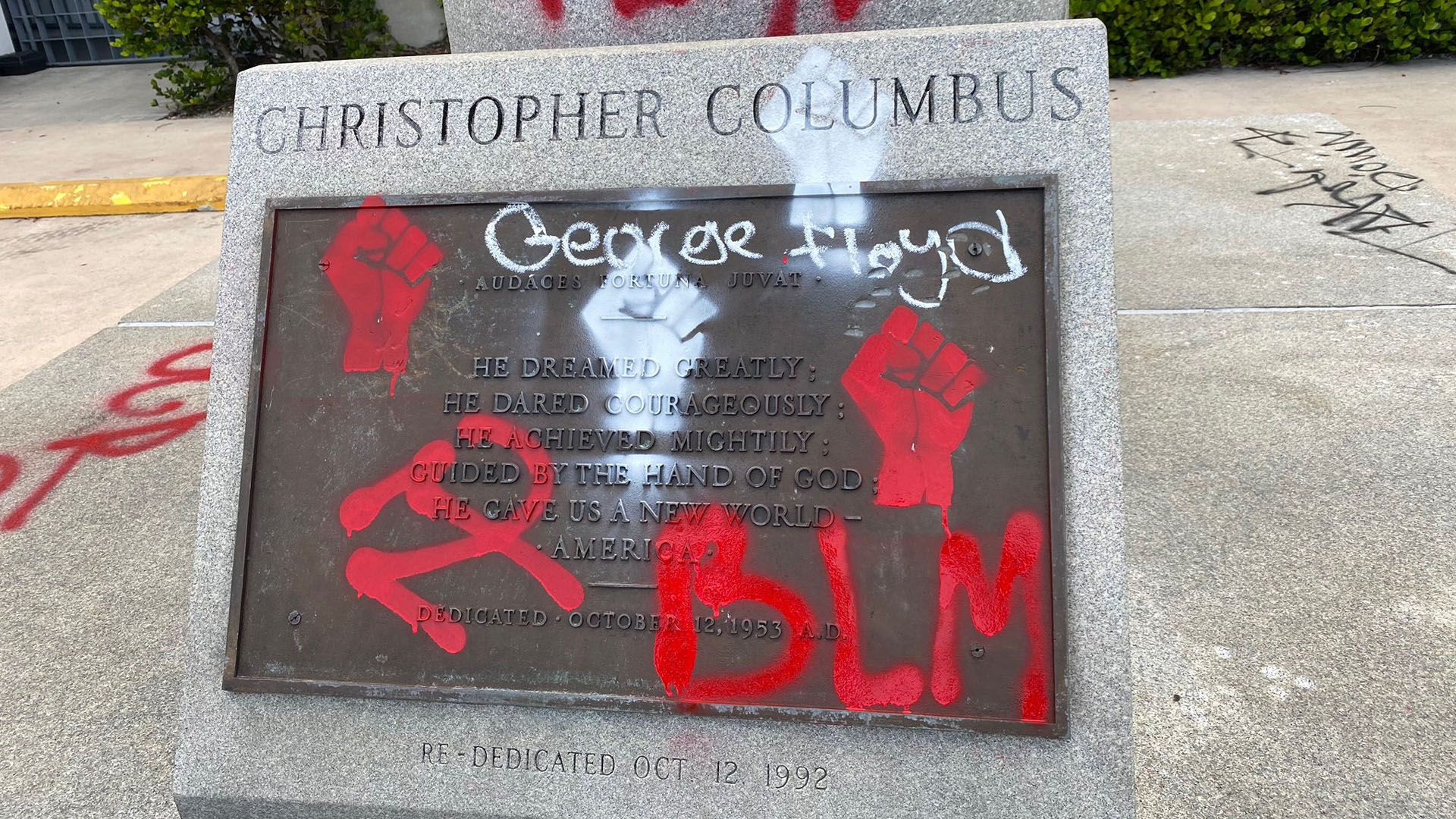 Detienen a siete en Miami por vandalizar estatuas durante protesta