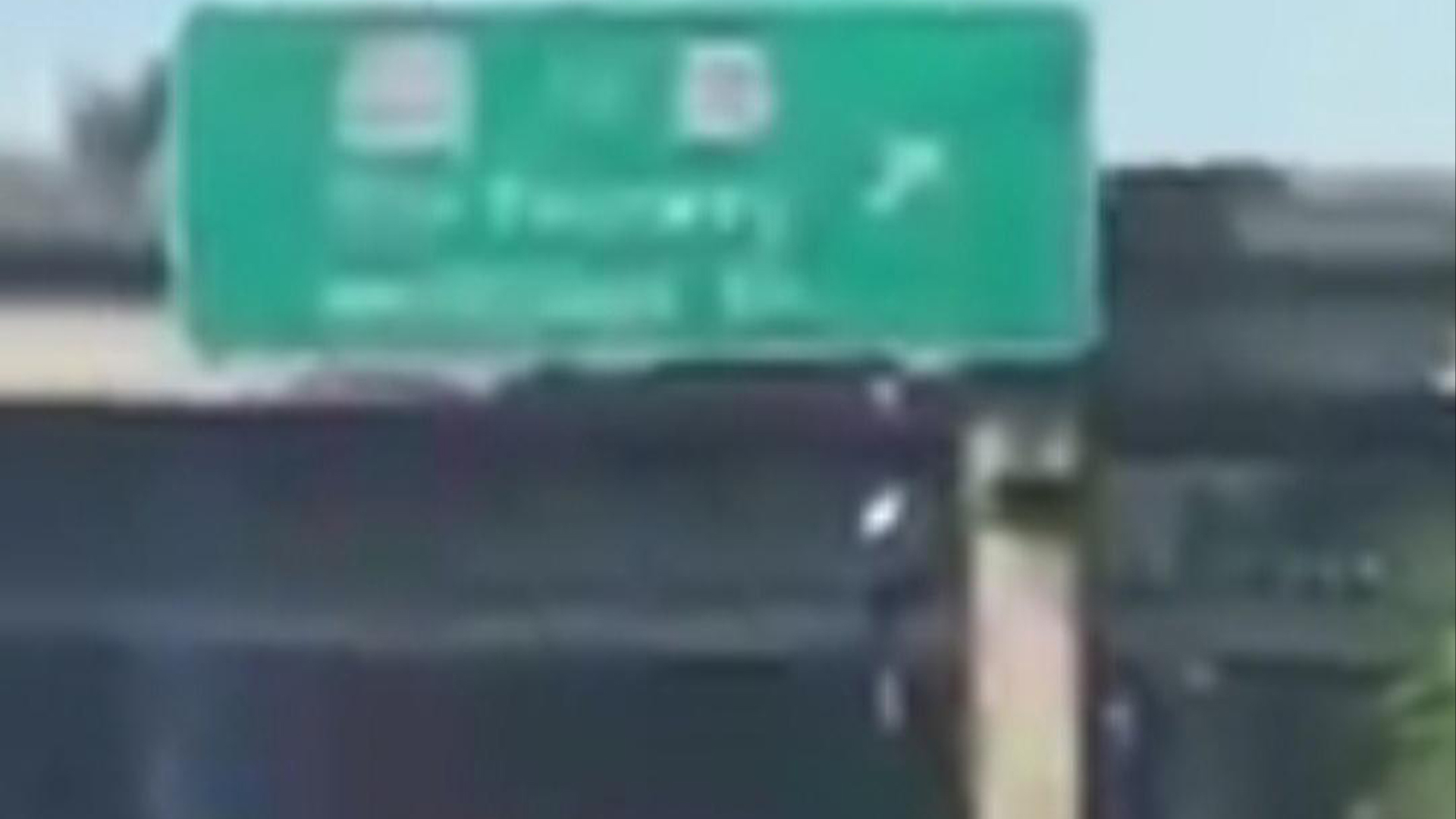 Hallan maniquí con cartel del KKK colgado de puente en Florida; policía busca al responsable