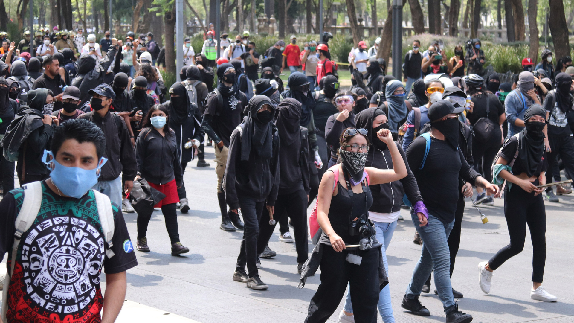 Otra jornada de protestas y actos vandálicos en Ciudad de México - marcha-contra-la-brutalidad-policial-en-la-ciudad-de-mexico