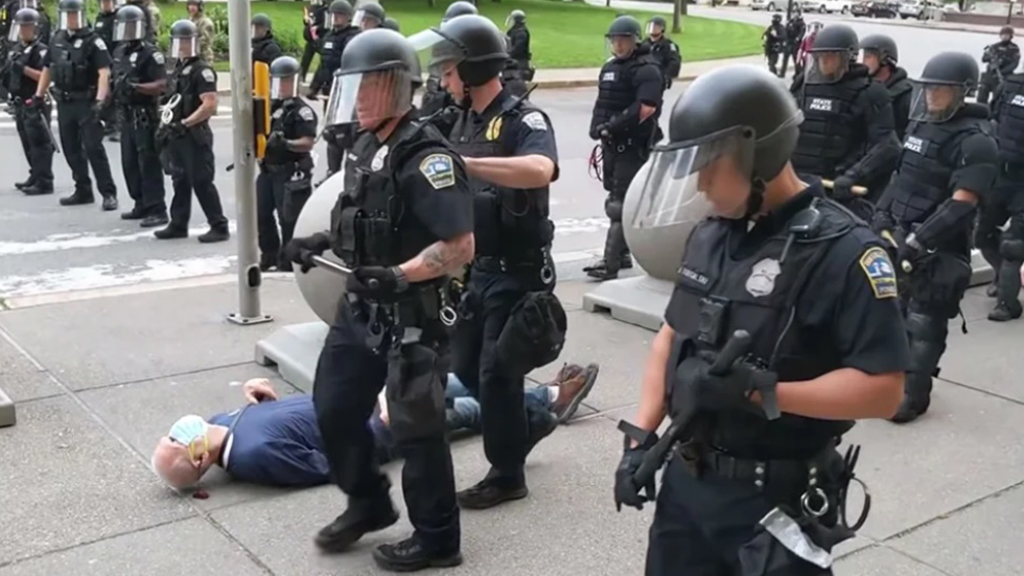 Trump presume que anciano agredido en protesta sería un ‘provocador’