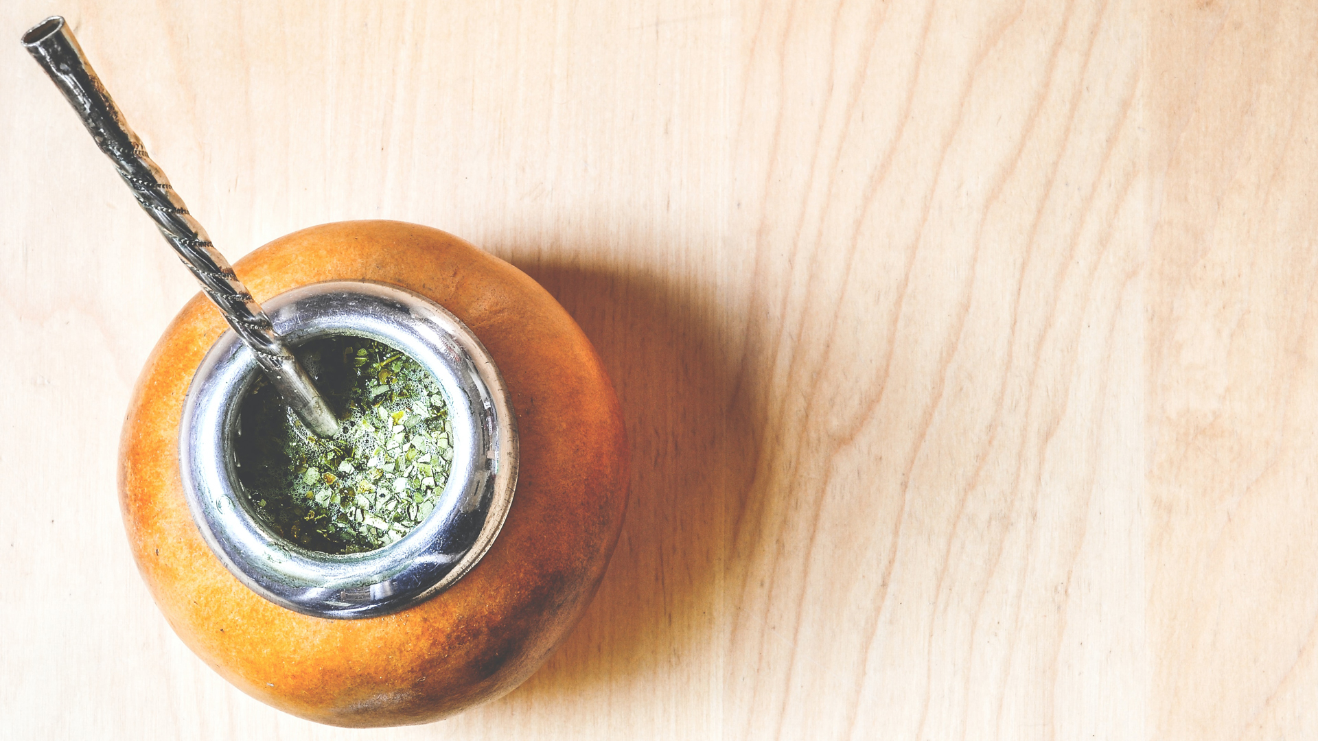 Reuniones causan brote de COVID-19 en Argentina; localidad regresa al confinamiento