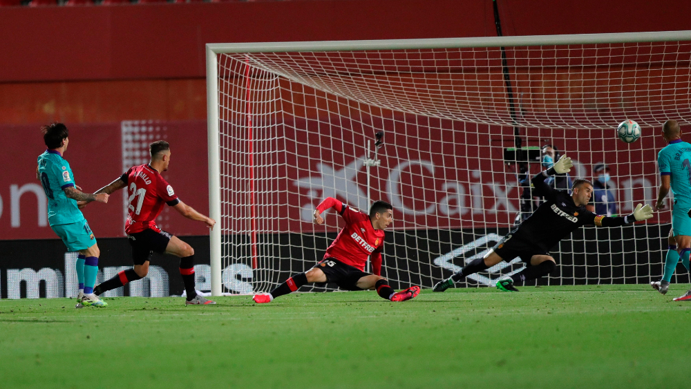 Barcelona golea en Mallorca y se afianza en el liderato de LaLiga
