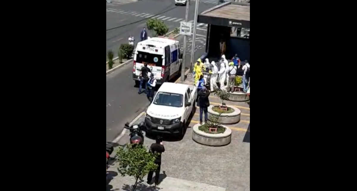 #Video Trasladan a hospital a usuario del Metro con dificultad para respirar
