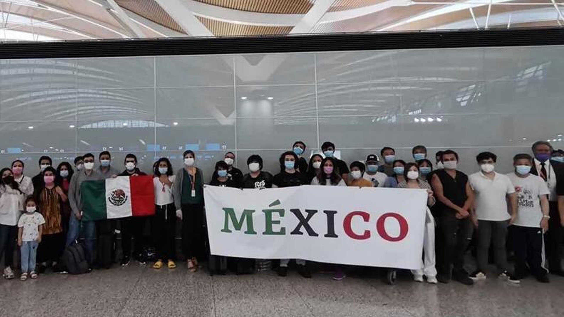 En camino vuelo 18 desde Shangái con 54 mexicanos e insumos médicos