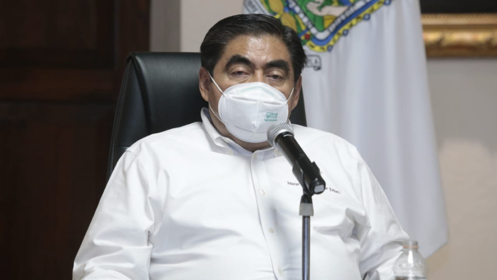 Firma Barbosa decreto para frenar regreso de industrias automotriz y de la construcción en Puebla