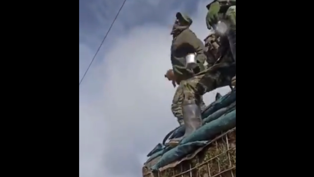 #Video Soldado en Colombia investigado tras lanzar a perro desde varios metros