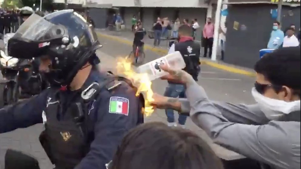 #Video Policía de Guadalajara a quien prendieron fuego se encuentra estable #Video Policía de Guadalajara a quien prendieron fuego se encuentra estable