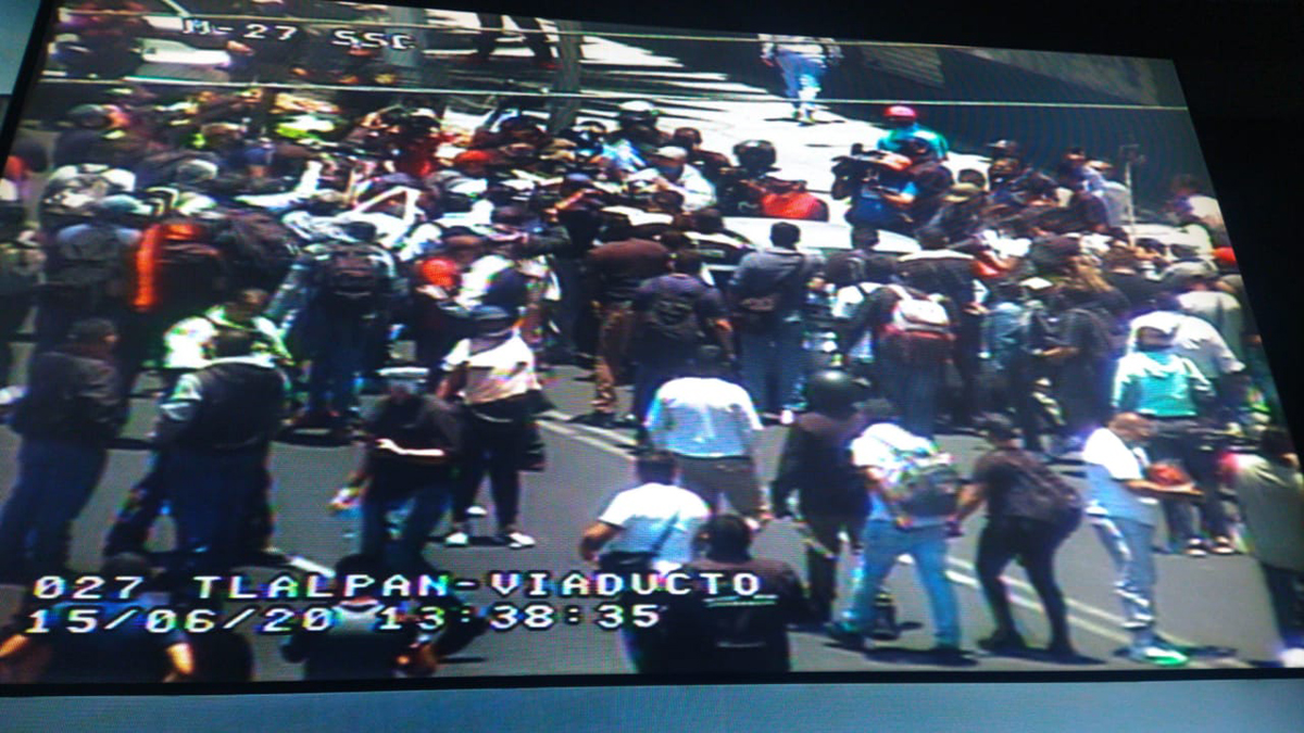 Conductor intenta atropellar a policías en Calzada de Tlalpan - momento-en-que-policias-manifestantes-rodean-el-auto-que-estuvo-a-punto-de-atropellarlos